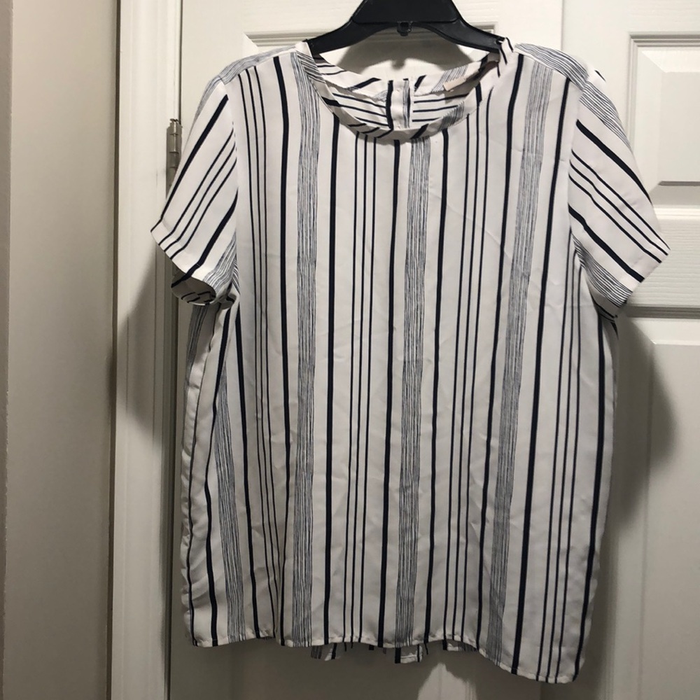 Cute flowy white and blue t shirt !